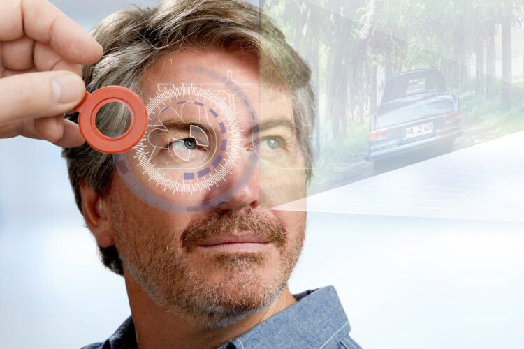 Mann beim Optiker mit gezeichneten Linien während des Sehtests